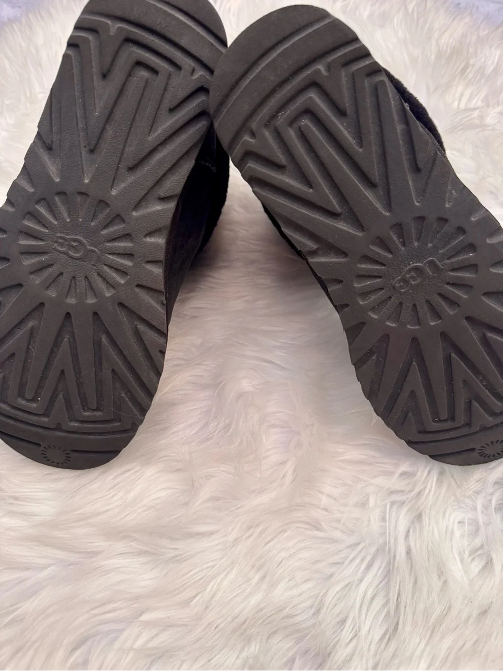 UGG Classic Mini Fluff Quilted Womens Sz 9 Black Suede Shearling Cuff EUC